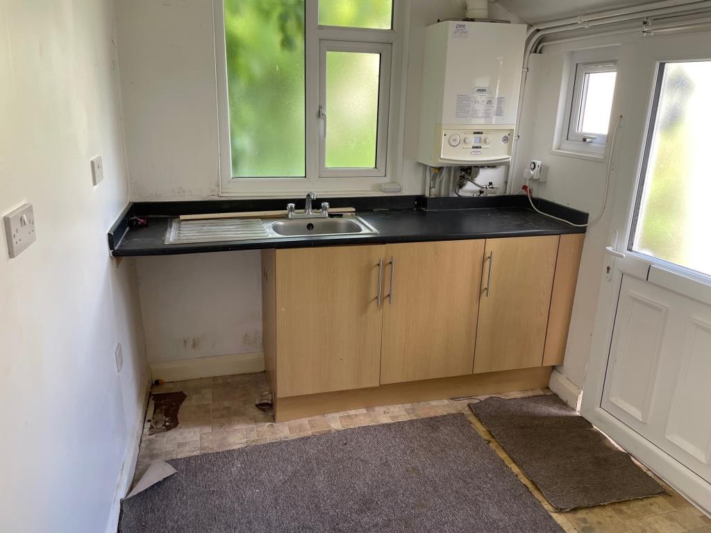 Lot: 19 - FREEHOLD PROPERTY DIVIDED INTO TWO FLATS -